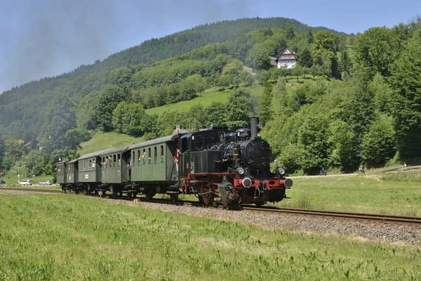 Die Bahn schraubt sich immer höher. Von Oberachern steuert Roschach die alte Dampflok über Kappelrodeck bis nach Furschenbach.