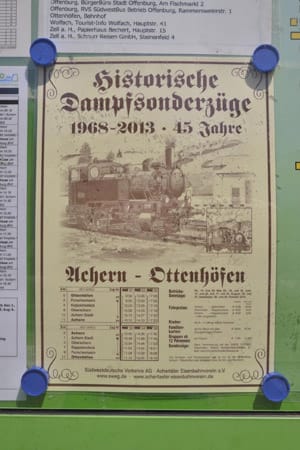 Die älteste normalspurige Nostalgiebahn Deutschlands soll das Bähnle, wie sie den Zug im Schwarzwald nennen, sein. Die Geburtsjahre der Fahrzeuge liegen zwischen 1896 und 1928. Hier sehen wir einen Fahrplan des historischen Dampfzugs, Achertal-Bahn, aus dem Jahr 1928.