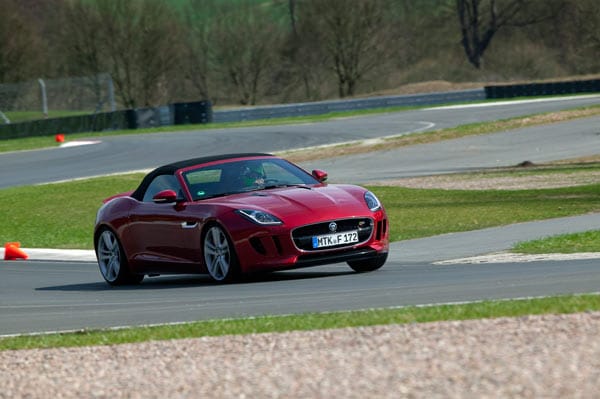 Das Handling des neuen Jaguars begeistert nicht nur auf Rennstrecken durch seine Exaktheit.