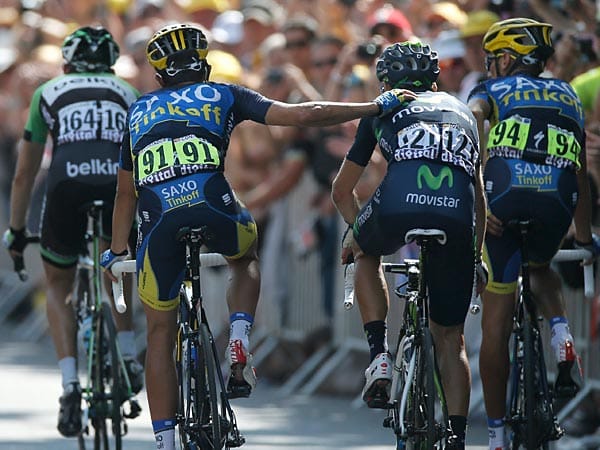 Dank unter Landsleuten: Alberto Contador (links) legte die Hand auf den Rücken von Alejandro Valverde, um sich für eine faire Gäste zu bedanken. Contador war im Finale gestrauchelt, Valverde hatte in der Gruppe das Tempo gedrosselt.