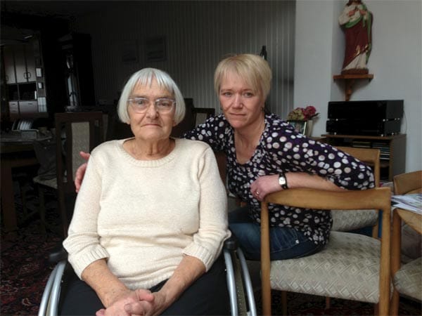 Annes 83-jährige Mutter Rita sitzt seit drei Jahren im Rollstuhl. Sie leidet unter schwerer Arthrose, eine Folge der Überlastung durch die Pflege ihrer Tochter Bärbel. Bärbel, die Schwester von Anne, ist seit ihrem ersten Lebensjahr durch einen Impfschaden schwerstbehindert.