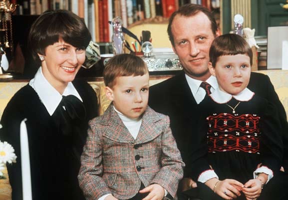 Der kleine Haakon posiert im Jahr 1977 mit seinen Eltern Sonja und Harald und Schwester Märtha Louise. Der kleine Haakon posiert im Jahr 1977 mit seinen Eltern Sonja und Harald und Schwester Märtha Louise.