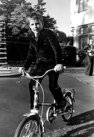Haakon saust im September 1979 auf seinem Fahrrad übers Gelände. Haakon saust im September 1979 auf seinem Fahrrad übers Gelände.