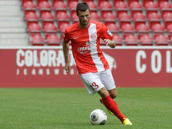 Nikita Rukavytsya ( Ni-ki-ta Ru-ka-wit-za): Der Mann mit dem ukrainischen Namen läuft für nicht nur für Mainz 05 auf, sondern auch für die australische Nationalmannschaft. Nikita Rukavytsya ( Ni-ki-ta Ru-ka-wit-za): Der Mann mit dem ukrainischen Namen läuft für nicht nur für Mainz 05 auf, sondern auch für die australische Nationalmannschaft.