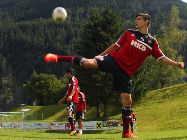 Das deutsche Nachwuchstalent Noah Korczowski (No-ah- Kor-schow-ski) kickt beim 1. FC Nürnberg und will sich beim Club in den Fokus spielen. Das deutsche Nachwuchstalent Noah Korczowski (No-ah- Kor-schow-ski) kickt beim 1. FC Nürnberg und will sich beim Club in den Fokus spielen.