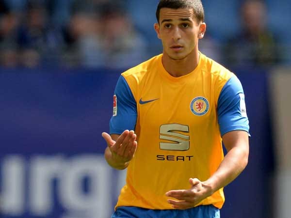 Der junge Norweger Omar Elabdellaoui (O-mar El-ab-del-lau-i) ist der Cousin von Stuttgarts Mohammed Abdellaoue und tritt künftig für Eintracht Braunschweig gegen den Ball. Der junge Norweger Omar Elabdellaoui (O-mar El-ab-del-lau-i) ist der Cousin von Stuttgarts Mohammed Abdellaoue und tritt künftig für Eintracht Braunschweig gegen den Ball.
