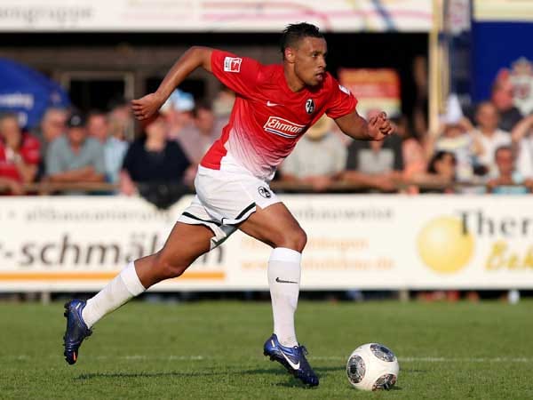 Der SC Freiburg hat den 22 Jahre alten Franzosen Francis Coquelin (Fron-ziss Kok-läh) für eine Saison vom FC Arsenal ausgeliehen. Der SC Freiburg hat den 22 Jahre alten Franzosen Francis Coquelin (Fron-ziss Kok-läh) für eine Saison vom FC Arsenal ausgeliehen.