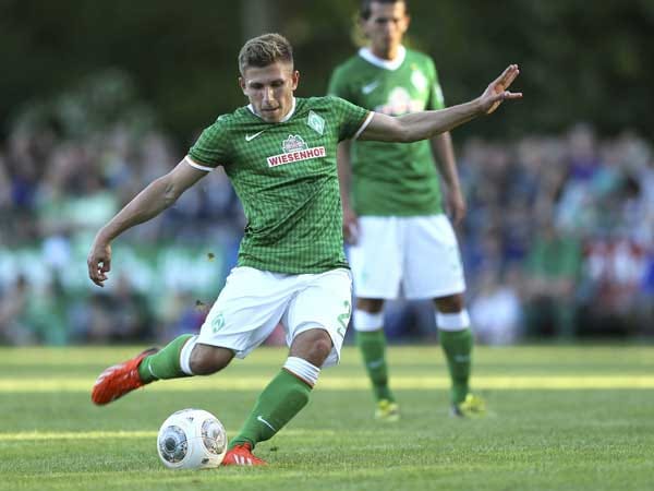 Der 19-jährige Deutsche Levent Aycicek (Le-Went Ei-tschi-tschek) hatte lange Knieprobleme, will sich jetzt aber für die Profis von Werder Bremen empfehlen. Der 19-jährige Deutsche Levent Aycicek (Le-Went Ei-tschi-tschek) hatte lange Knieprobleme, will sich jetzt aber für die Profis von Werder Bremen empfehlen.
