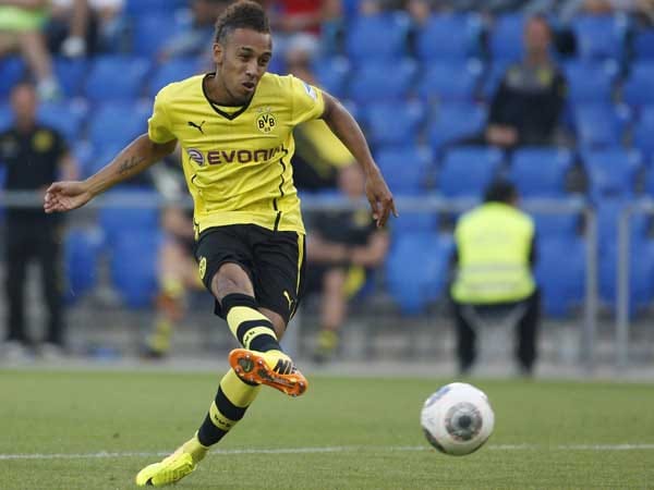 Bei Dortmund findet sich in der neuen Runde ein weiterer komplizierte Name: Pierre-Emerick Aubameyang (Pjer-E-me-rik O-ba-me-jang) hat seine Wurzeln in Gabun und ist in Frankreich aufgewachsen. Bei Dortmund findet sich in der neuen Runde ein weiterer komplizierte Name: Pierre-Emerick Aubameyang (Pjer-E-me-rik O-ba-me-jang) hat seine Wurzeln in Gabun und ist in Frankreich aufgewachsen.