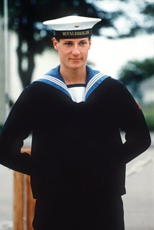 Haakon als Marinesoldat im Juli 1992 in Stavanger. Nach dem Abitur absolviert der 19-jährige Thronfolger eine zweijährige Offizierausbildung bei der Marine. Haakon als Marinesoldat im Juli 1992 in Stavanger. Nach dem Abitur absolviert der 19-jährige Thronfolger eine zweijährige Offizierausbildung bei der Marine.