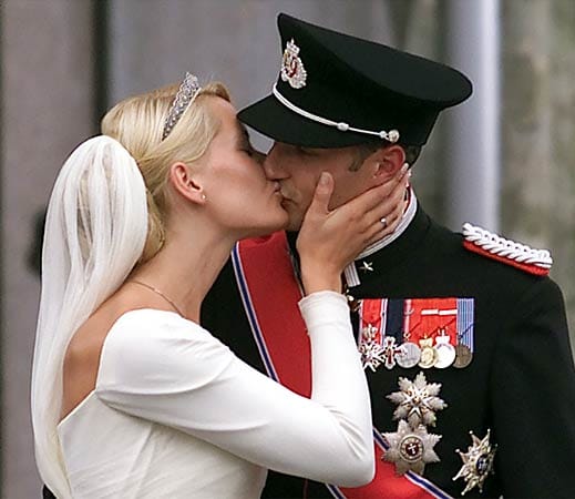 Zuvor war Kritik an der künftigen Prinzessin geübt worden, da sie einen Sohn mit in die Ehe brachte und eine lebhafte Vergangenheit hatte. Zuvor war Kritik an der künftigen Prinzessin geübt worden, da sie einen Sohn mit in die Ehe brachte und eine lebhafte Vergangenheit hatte.