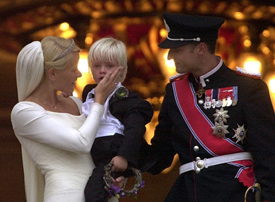 Trotz aller widrigen Umstände heiratete das Paar am 25. August 2001. Trotz aller widrigen Umstände heiratete das Paar am 25. August 2001.