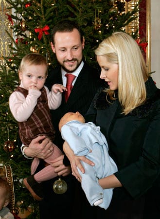 Zwei Kinder machten das Glück des Paares perfekt. Am 21. Januar 2004 wurde Ingrid Alexandra geboren, am 3. Dezember 2005 Sverre Magnus. Zwei Kinder machten das Glück des Paares perfekt. Am 21. Januar 2004 wurde Ingrid Alexandra geboren, am 3. Dezember 2005 Sverre Magnus.