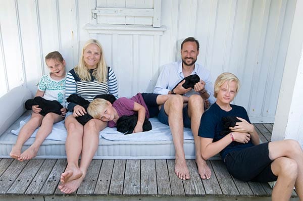 Kurz vor dem 40. Geburtstag von Haakon von Norwegen gab es tierischen Nachwuchs im Königshaus. Hofhündin Milly Kakao hatte ihren neunköpfigen Labradoodle-Nachwuchs bereits im Juni zur Welt gebracht. Kurz vor dem 40. Geburtstag von Haakon von Norwegen gab es tierischen Nachwuchs im Königshaus. Hofhündin Milly Kakao hatte ihren neunköpfigen Labradoodle-Nachwuchs bereits im Juni zur Welt gebracht.