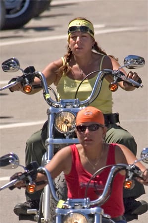 Frauen, auch die ganz fülligen, haben sich in abenteuerliche Netz-Overalls gezwängt oder begnügen sich mit ein paar Quadratzentimetern Stoff. Ein paar von den Damen sitzen aber auch mit mehr Stoff auf ihren Bikes.