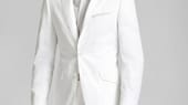 Für den eleganten Auftritt bietet sich ein Anzug in Weiß (von Scabal) an. Mit leicht aufgeknöpftem Hemd wirkt der Look angenehm entspannt.