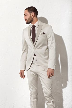 Der italienische Look lebt von kleinen Details, wie einem farblich abgesetzten Reverskragen am Jackett (von Cinque). Ein Einstecktuch und die passende Krawatte runden den Look ab.