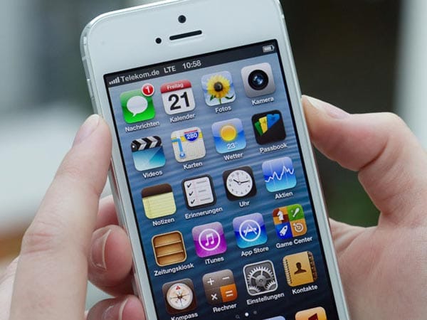 Der Erscheinungstermin für den Nachfolger des iPhone 5 wurde auf das Jahresende verschoben, berichtet die Finanznachrichtenagentur Bloomberg. Der Grund für die Verzögerung sei ein größeres Display für das Smartphone.