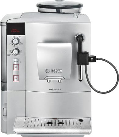 Damit Sie zu Hause einen leckeren Kaffee oder Espresso genießen können, haben wir für Sie einige Maschinen rausgesucht: Die Maschine Vero Café Latte von Bosch hat zwei Drehregler. Mit dem einen entscheidet man sich für eine von fünf Tassengrößen, der andere bestimmt die Kaffeestärke. Der Milchschäumer ist im Kaffeeauslauf versteckt, unter den bis zu 15 Zentimeter hohe Gläser passen. Für 699 Euro gibt es den Kaffeegenuss für Daheim.