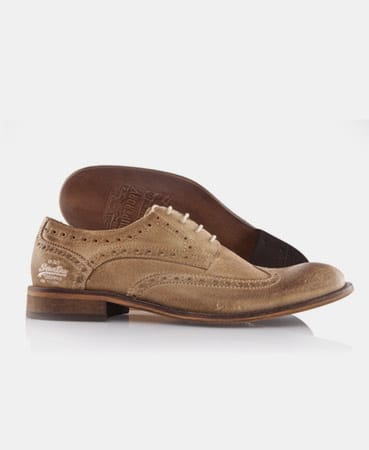 Machen Sie den Klassiker zu ihrem lässigen Begleiter und vertrauen Sie auf klassische Wildleder Brogues in moderner Used-Optik (von Superdry ca. 135 Euro). Kombinieren Sie dazu dunkelblaue Jeans oder helle Chinos und schlagen Sie für eine lässige Optik den Hosensaum mehrere Male um.