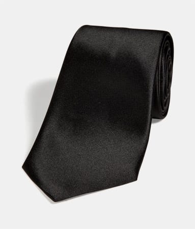 Ganz gleich ob Fliege oder Krawatte (von Burberry London ca. 110 Euro), bei dem Dresscode „Black Tie“ sollten Sie auf jeden Fall in einem Smoking kommen. Beim Dresscode „White Tie“ ist übrigens das Erscheinen in einem Frack erwünscht. Achten Sie unbedingt darauf, dass auch Ihre Begleitung in einer dem Anlass entsprechenden Abendrobe erscheint.