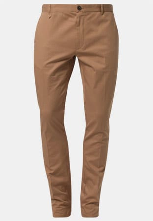 Coole Chinos feiern auch in diesem Jahr weiterhin ein großes Comeback und kommen nicht nur in typischem Beige daher, sondern lassen sich auch in Rot oder Blau bestens zu Stoff-Sneakern oder trendigen Birkenstock-Sandalen kombinieren (von Hugo Boss über zalando.de ca. 120 Euro).