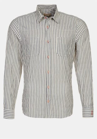 Kombinieren Sie das leichte Material dieses gestreiften Hemdes mit dezentem Seersucker-Effekt (von Jeckersen über zalando.de ca. 70 Euro) zu einer weißen Jeans oder lässigen Jeans-Shorts oder tragen Sie es offen über einem T-Shirt bei einer sonnigen Segel-Tour.
