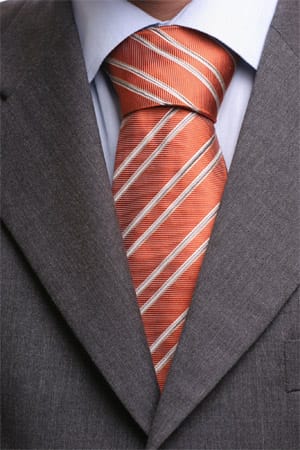 Versuchen Sie sich mit etwas Fingerfertigkeit an einem kniffligen Windsorknoten. Er eignet sich aufgrund seiner Größe besonders gut um etwaige Zwischenräume zwischen Knopfleiste und Kragen einfach wegzumogeln. Achten Sie jedoch darauf eine nicht zu dicke, oder gefütterte Krawatte zu verwenden, sonst geht das Ganze daneben.