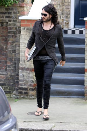 Ganz schön eng diese Hose! Meggings aka Leggings für Männer, sind tatsächlich nur etwas für modemutige Männer, die absolut rein gar nichts zu verstecken haben. Schauspieler Russell Brand macht es gekonnt vor, wie der Look aus Leggings und Rockstar-Attitüde sich noch immer stilbewusst umsetzen lässt. Ob das jedoch bei den Frauen ankommt, muss jeder für sich selbst testen.