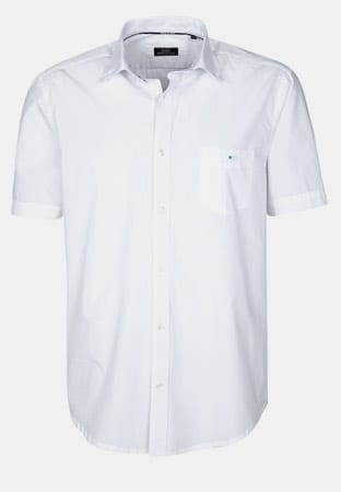 Das Off-White Office-Hemd steht für ein nicht ganz weißes Hemd mit kurzen Ärmeln. Es eignet sich sowohl für das Büro als auch für die Freizeit und besticht in diesem Fall durch einen Buttondown-Kragen. Verzichten Sie bei dieser Hemd-Art auf eine Krawatte und tragen Sie es zu einem coolen Cardigan in Jackett-Optik (von Serge Blanco über zalando.de ca. 75 Euro).