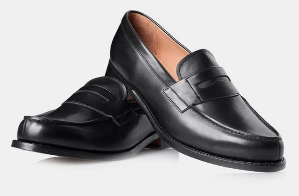 Loafers haben in der letzten Saison ihr großes Comeback gefeiert und sorgen aktuell in verschiedenen Ausführungen für modische Hingucker. Ganz gleich ob aus Glatt-Leder oder aus Wildleder, mit Troddeln oder Schnallen, die bequemen Lederschuhe überzeugen im Gegensatz zu Mokassins mit einer Laufsohle und einem kleinen Absatz (von shoepassion ca. 180 Euro).