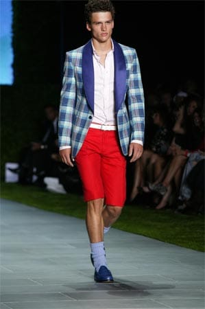 Der Preppy-Stil zeichnet sich vor allem durch einen Look angelehnt an Schuluniformen aus und setzt neben Einstecktüchern und Polohemden auf hochwertige Materialien wie Cashmere und Seide. Typische Loafers runden diesen Style ab und geben dem Ganzen mit hochgezogenen Socken zu kurzen Bermudas einen trendigen Touch mit Stil-Appeal.