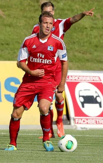 Ganz in rot: Rafael van der Vaart vom Hamburger SV
