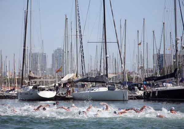 Im Hafen von Barcelona, vorbei an Booten und Jachten, gehen die Freiwasserschwimmer auf Medaillenjagd.