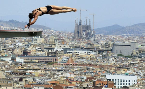 Die Wasserspringer tragen ihre Wettbewerbe im "Piscina Municipal" auf dem Hausberg Montjuic aus. Von dort aus haben die Sportler einen wunderbaren Blick über die Stadt. Im Hintergrund sind die Türme der Basilika "Sagrada Familia" zu sehen.