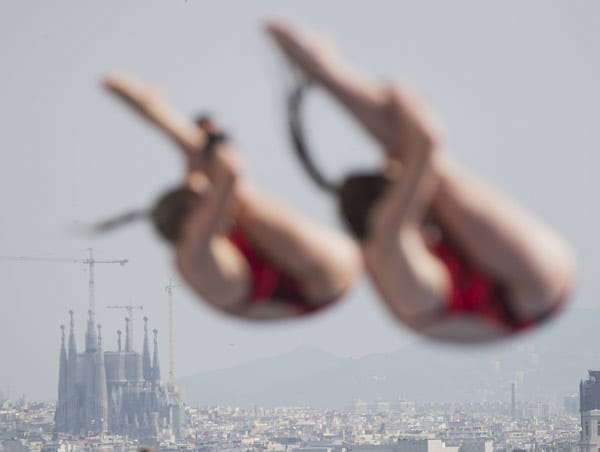 Synchronspringen über den Dächern von Barcelona.