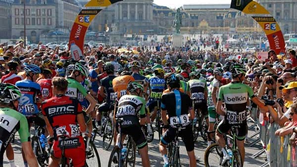 Das Fahrerfeld bereitet sich auf den Start zur 21. und letzten Etappe im Schlosspark von Versailles vor.