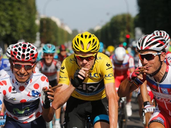Der Gesamtsieger Christopher Froome (Mitte), der Zweite Nairo Quintana (li.) und der Dritte Joaquim Rodriguez (re.) rauchen kurz nach dem Start eine Siegerzigarre.
