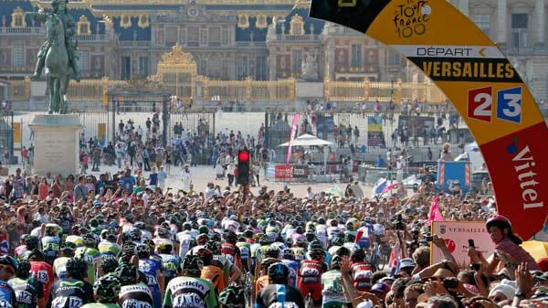 Das Peloton rollt auf die letzte Etappe los.