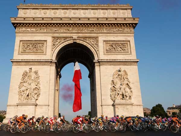 Zum Tour-Jubiläum werden zehn Runden werden um den Arc de Triomphe gedreht. Normalerweise wendet die Strecke davor.