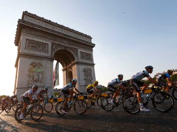Die Abendsonne wirft ihr letztes Licht auf das Finale der 100. Tour de France.