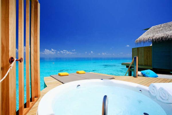 Im 2013 eröffneten Vier-Sterne-Centara Ras Fushi Resort & Spa auf dem Nord Male Atoll entspannen Reisende in einer von 140 kleinen Villen. Das luxuriöse Resort liegt auf einer lediglich 270 Meter langen und 130 Meter breiten Privatinsel.