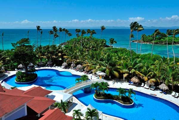 An über 18-jährige Ruhesuchende richtet sich das Fünf-Sterne-Hotel Luxury Bahia Principe Cayo Levantado. Alle Zimmer sind mindestens 40 Quadratmeter groß. Einen siebentägigen All-inclusive-Luxusaufenthalt mit Flug bietet start.de bereits ab 1.325 Euro pro Person an.
