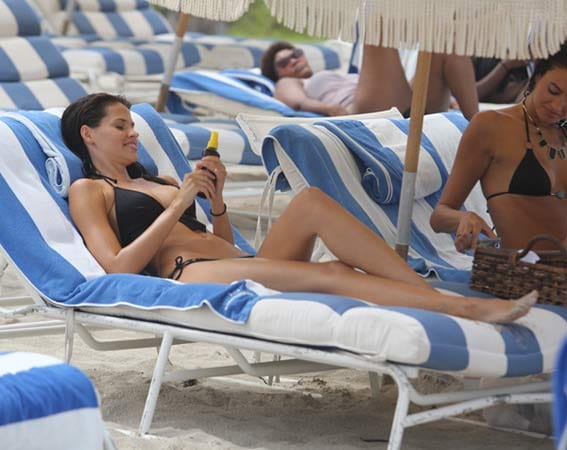 Hana Nitsche entspannt am Strand von Miami.