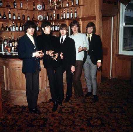 Kaum einer hätte damals wohl gedacht, dass aus diesen Jungs einmal eine der erfolgreichsten Rockbands der Welt werden würde. Diese Aufnahme entstand am 12. September 1964 in einem Pub und zeigt die Bandmitglieder (von links nach rechts) Bill Wyman, Keith Richards, Brian Jones, Mick Jagger und Charlie Watts.