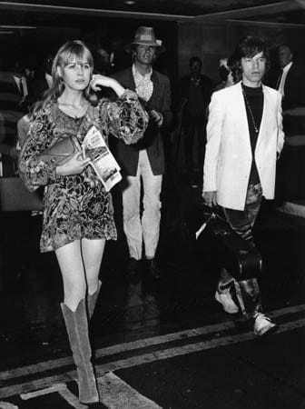 Zum bewegten Leben von Mick Jagger zählen natürlich auch zahlreichen Frauengeschichten. Ende der 60er Jahre war Jagger längere Zeit mit der Sängerin Marianne Faithfull liiert. Dieses Foto zeigt den Sänger der "Rolling Stones" in Begleitung seiner Freundin am 14. August 1967 auf dem Flughafen London-Heathrow.