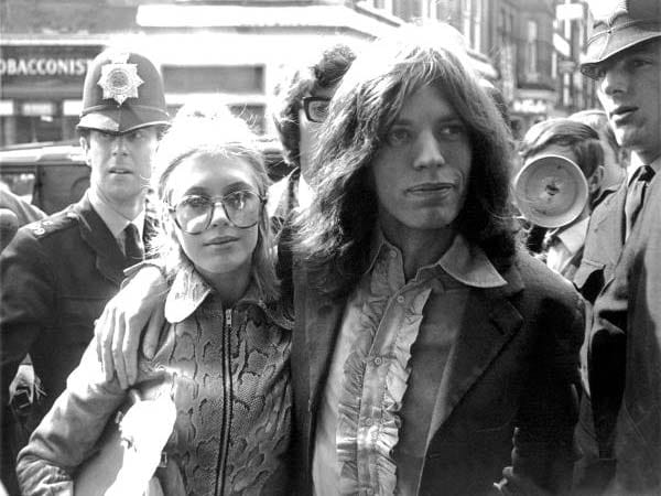 Sex, Drugs & Rock'n' Roll: Am 29. Mai 1969 mussten Mick Jagger und seine Freundin Marianne Faithfull vor ein Londoner Gericht treten. Dem Paar wurde der Besitz der Droge Cannabis vorgeworfen, das Verfahren auf den 23. Juni vertagt.