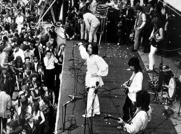 Als die "Rolling Stones" am 5. Juli 1969 zum ersten Mal nach 14 Monaten Pause wieder vor die Öffentlichkeit traten, überschwemmten rund 200.000 Fans den Londoner Hyde Park.