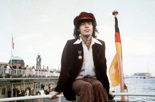 Mick Jagger in Deutschland: 1970 spielten die Stones in Hamburg. Das Foto zeigt den Sänger sitzend auf der Reling eines Elbdampfers an den Landungsbrücken.