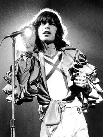Auch dieses Foto, das Sänger Mick Jagger in einem prachtvollen Kostüm zeigt, entstand bei dem Hamburger Konzert.